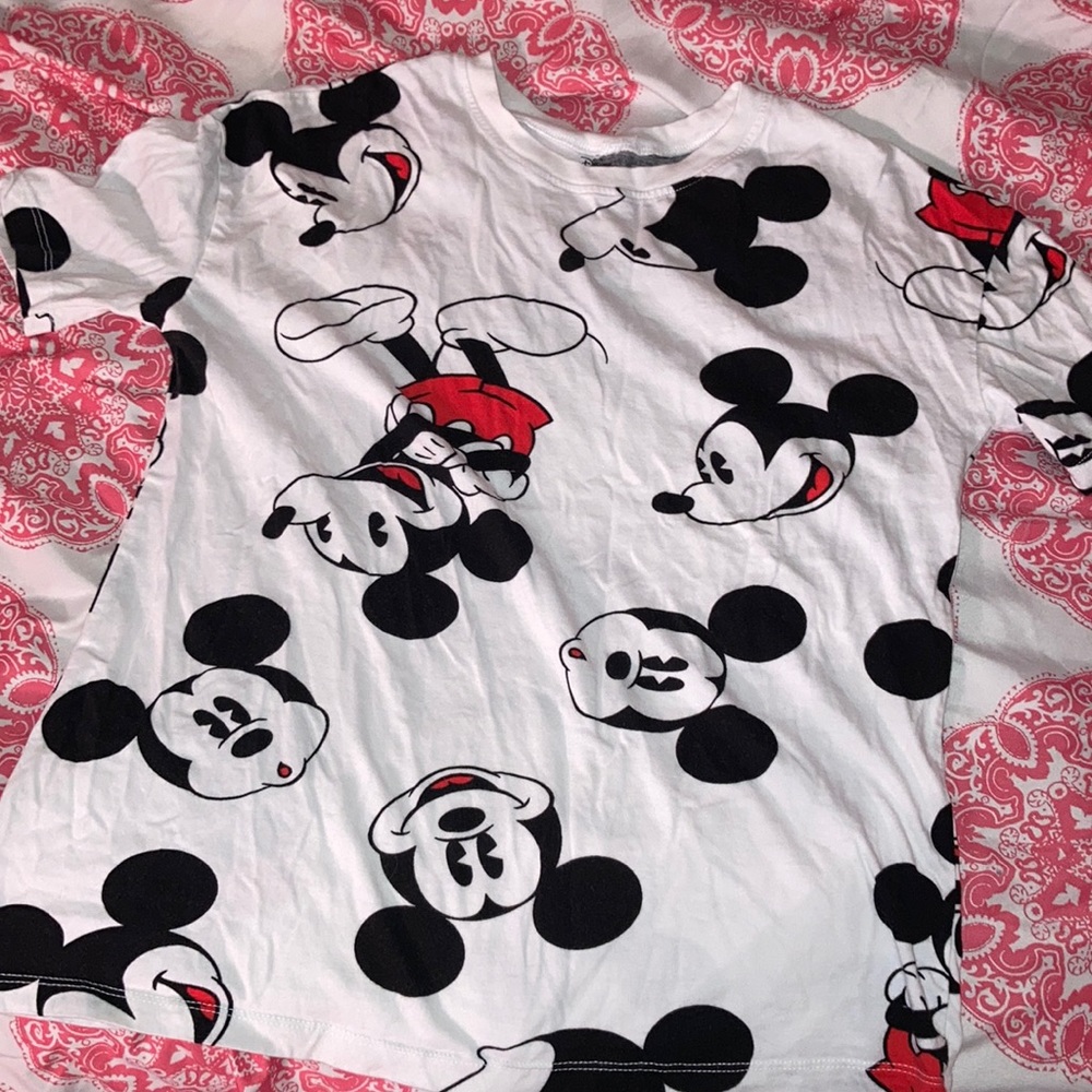 Mickey Mouse t-shirt!🤍🖤